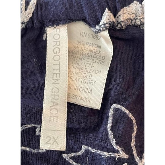 Forgotten Grace Size 2X Peasant Blouse Navy with White‎ Embroidered Flowers - Picture 3 of 3